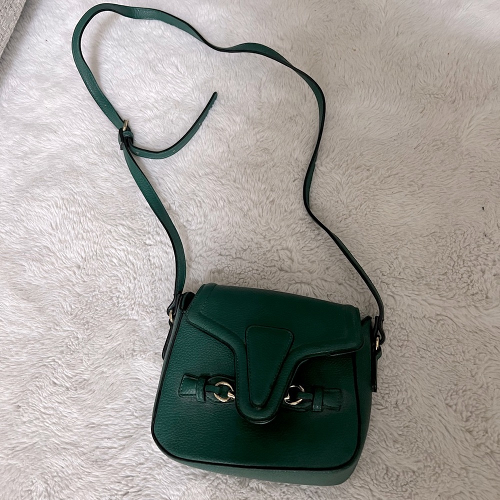 Green cross body purse for those get up and go days to hold just what you need.